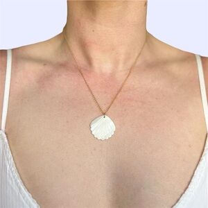 White Iridescent Mother-Of-Pearl Sea Shell Pendant Necklace🌊